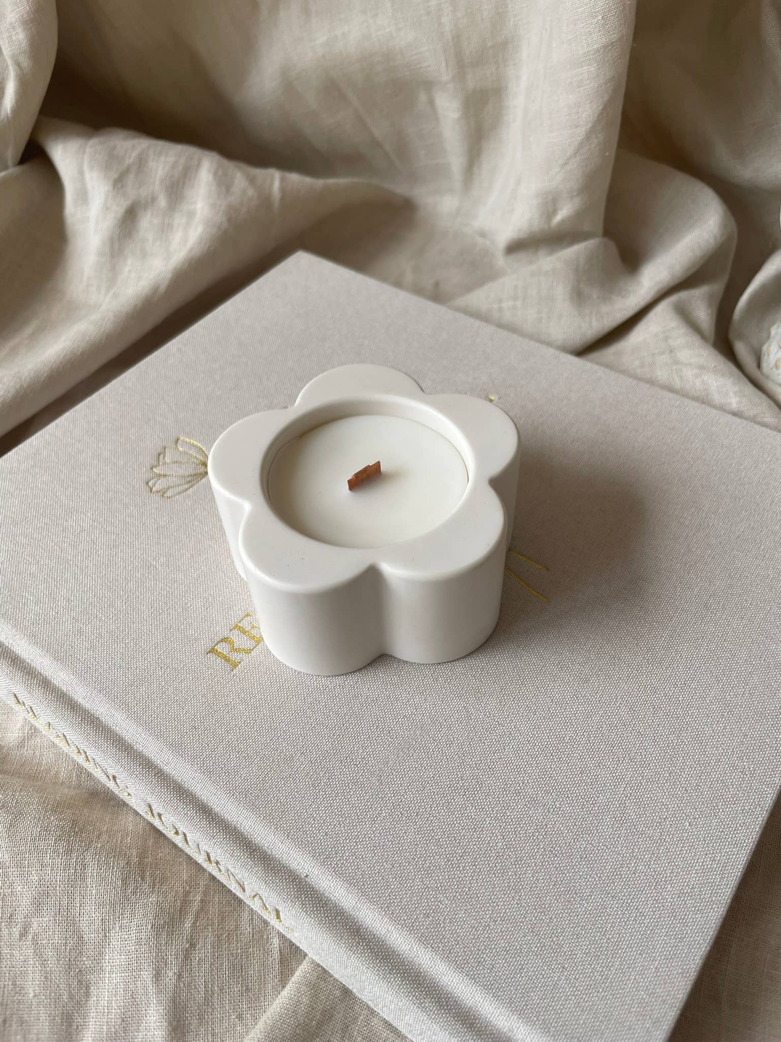 ‘Peonies & Peaches’ soy‑wax scented candle.