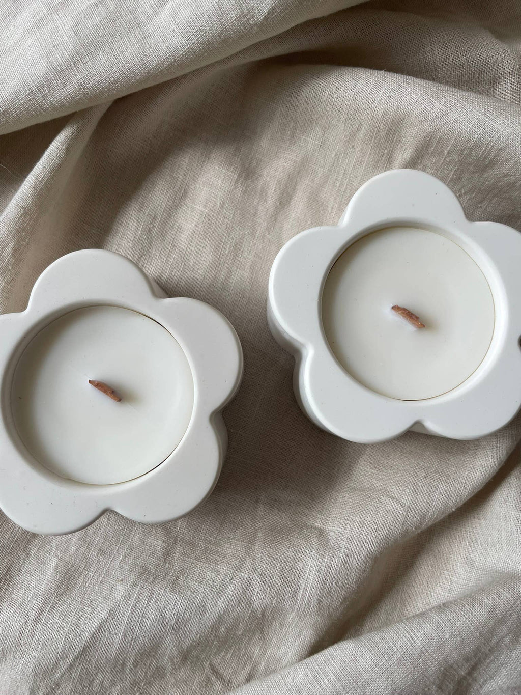 ‘Peonies & Peaches’ soy‑wax scented candle.