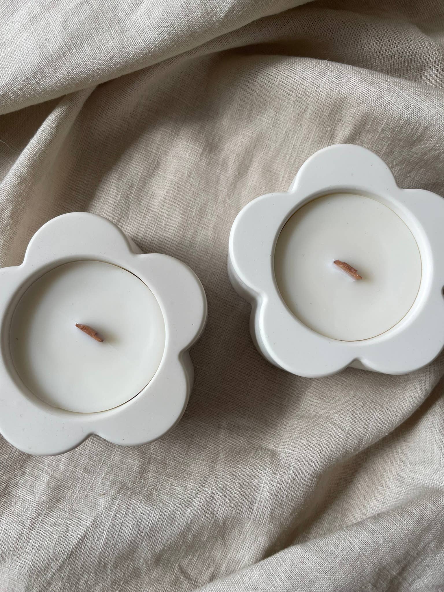 ‘Peonies & Peaches’ soy‑wax scented candle.