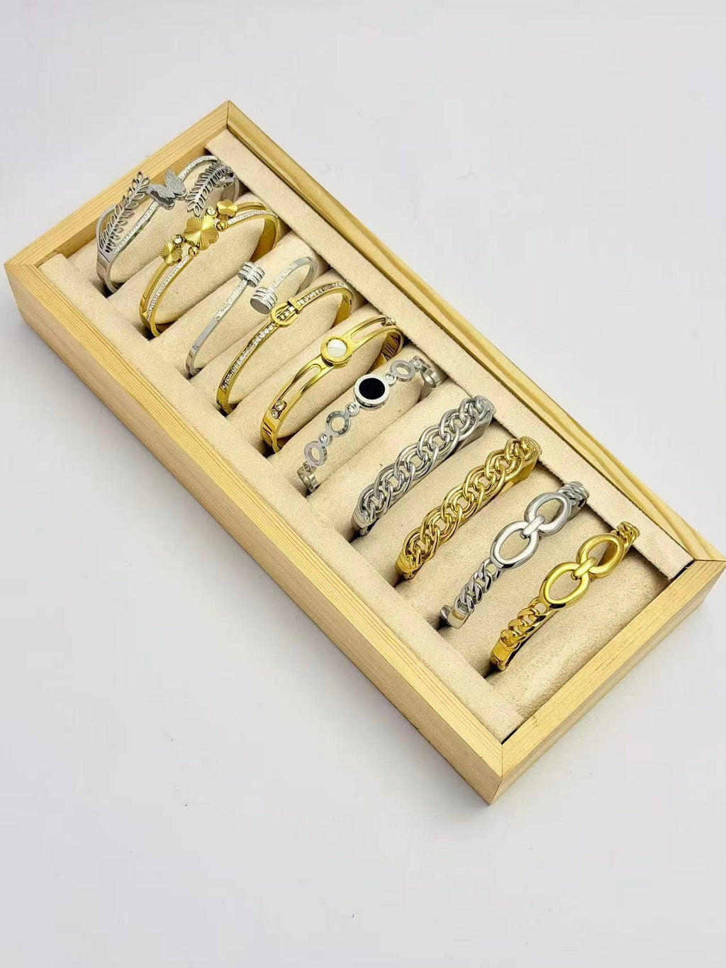 Cuff bracelets in elegant stainless steel.