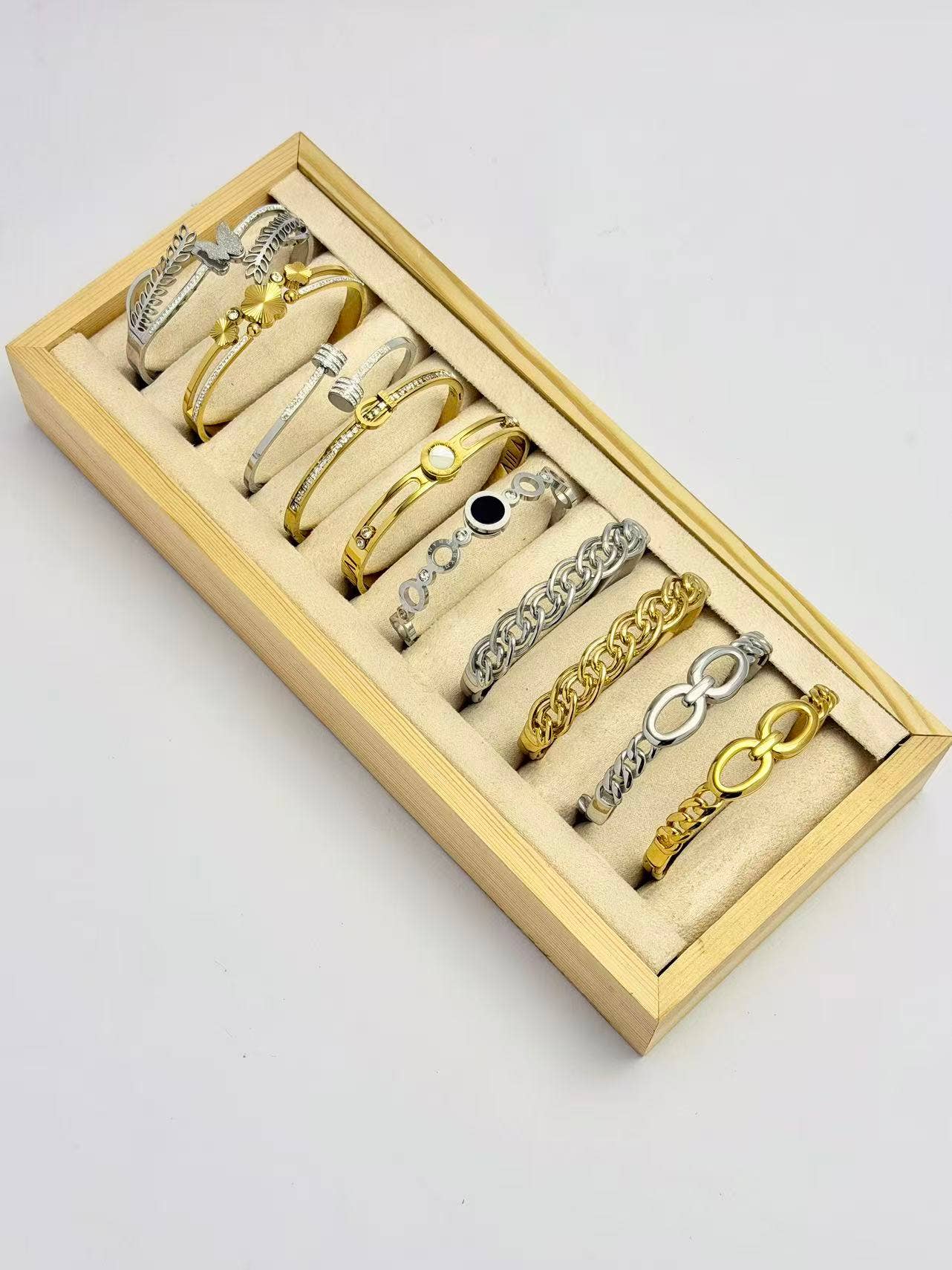 Cuff bracelets in elegant stainless steel.