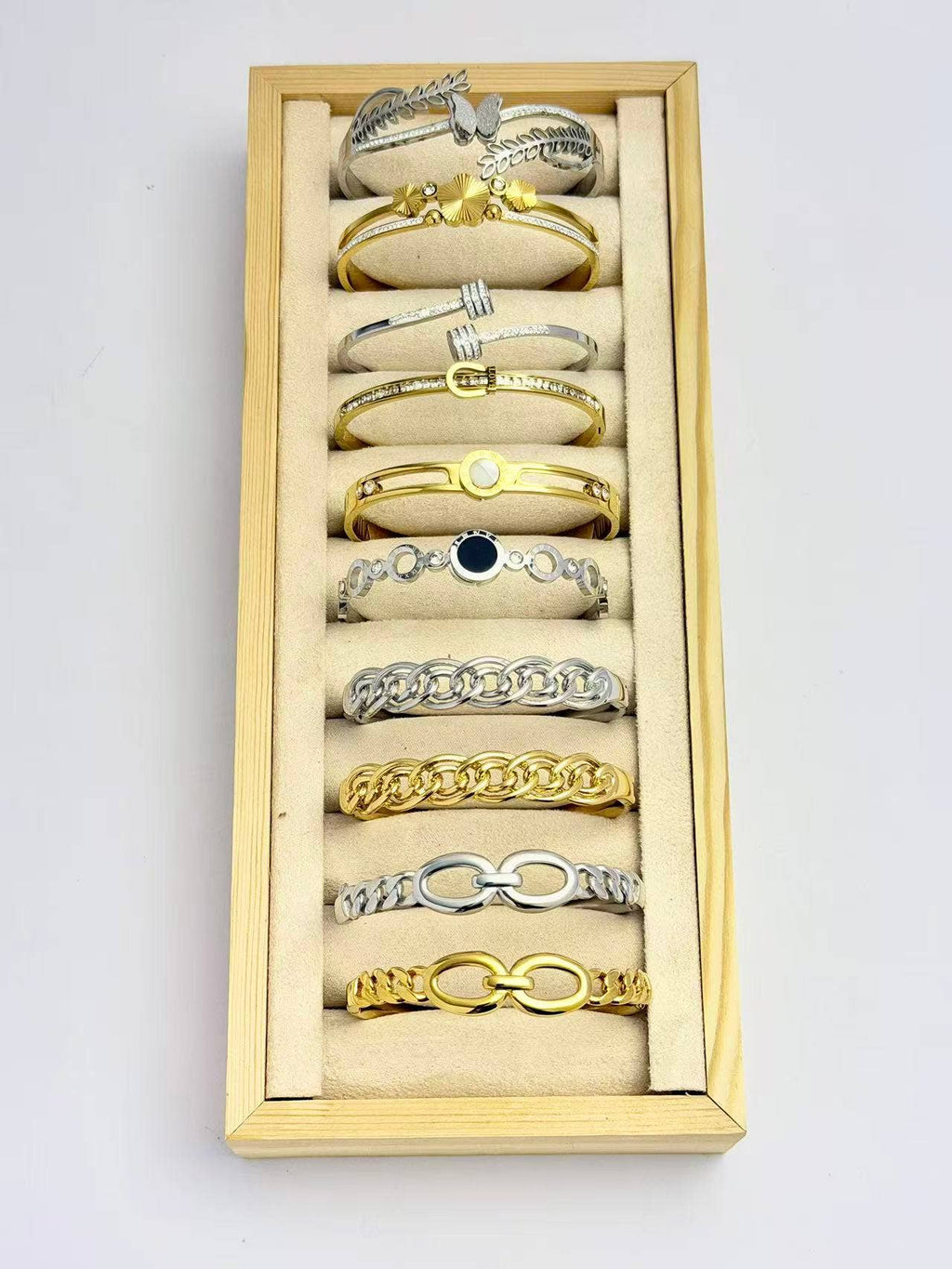 Cuff bracelets in elegant stainless steel.
